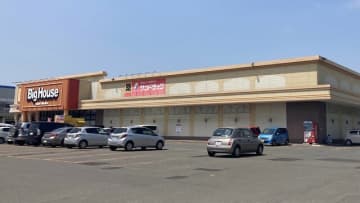スーパーに車突入→落下の大惨事…高齢ドライバーによる事故画像が拡散、店が明かす当日の様子と“賠償問題”