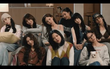 TWICE、タイトル曲「ME+YOU」MV公開…懐かしのシーンも登場