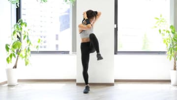 お腹痩せメニューの立ち腹筋。毎日でも無理のない2分のメニュー