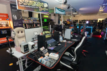 e☆イヤホンゲーミングAKIBAオープン。試聴機でゲームプレイできる試遊コーナーや配信機材も