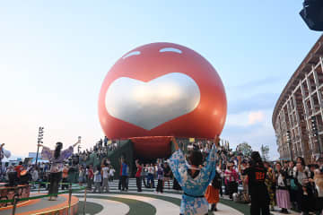 万博で大バズりの「カラオケ盆踊り」… 会場内で異彩を放った「よしもと館」の仕掛け