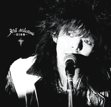 メジャーデビュー40年目に突入した孤高のシンガーソングライター、SION。幻のオールタイムベスト『30th milestone』30周年記念限定盤のリクエストプレスがスタート