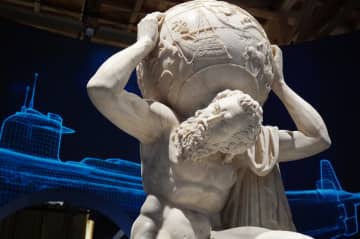 圧倒的人気を誇った「イタリア館」作品を振り返る。万博閉幕後には“アトラス像”が特別展で公開決定！