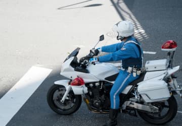 16歳作業員の少年 14歳女子中学生と “2人乗り” して白バイに見つかり『逃走も転倒』署は追跡方法の問題点を調査中と語りネットでコメント殺到「逃走した挙げ句、自分で事故ったんだから自己責任でよくね？」「追跡してOK。これ追跡しなかったら職務怠慢。」