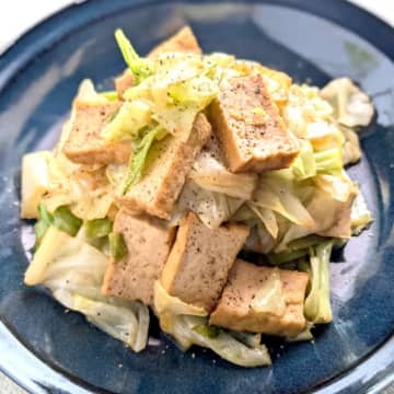 【冷蔵庫にキャベツあったら迷わずコレ】「厚揚げで満足度MAX」「地味なのに家族が取り合う」10分でできる夜ごはんレシピ