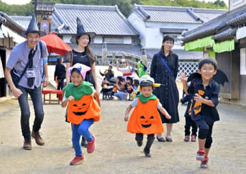 江戸の街並み背景にハロウィーン仮装　親子連れ170組がイベント楽しむ　茨城・つくばみらい