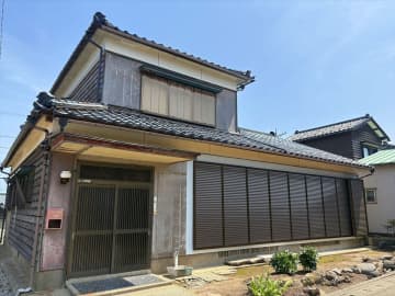“海近”の住宅街に立つ風情ある木造２階建て。釣りやキャンプなどが存分に楽しめる【福井県坂井市】