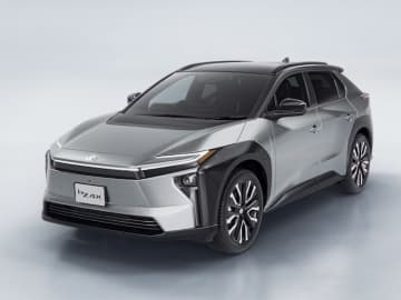 TOYOTA、仮想敵に新型日産リーフを据えた?!改良版BEV・SUV「bZ4X」発売