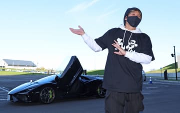 【パＣＳ】新庄監督が進化したド派手なスーパーカーで球場入り！「進化しすぎて…」