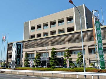 逮捕免れる身代わり…物損事故起こした男、運転席から入れ替わった疑いで書類送検　犯人隠避の疑いで助手席の女も　その後、女が「自分は事故を起こしていない」と申告　防犯カメラなどから男が運転と判明