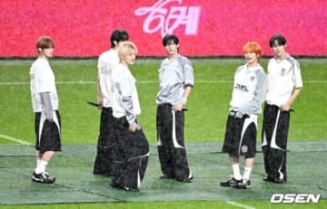 【PHOTO】TWS、サッカーのハーフタイム公演に出演…雨の中パフォーマンス