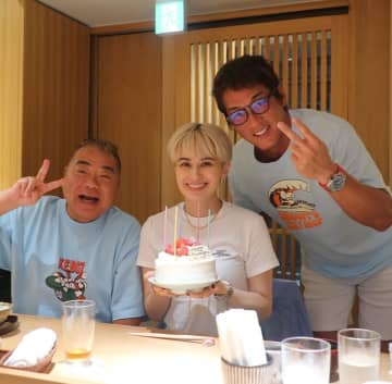 ホラン千秋、出川哲朗と長嶋一茂にロウソク吹き消されるいたずらも！37歳誕生日を報告「人生常に今がピーク！」
