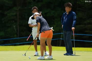 スイングもパットも“水面に顔が映るような”気持ちで！　上田桃子やプロテスト最終に挑む千田萌花も実践するドリルとは？【四の五の言わず振り氣れ】