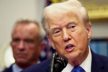 トランプ氏、新型コロナとインフルのワクチン接種受ける　今年２回目の健康診断で