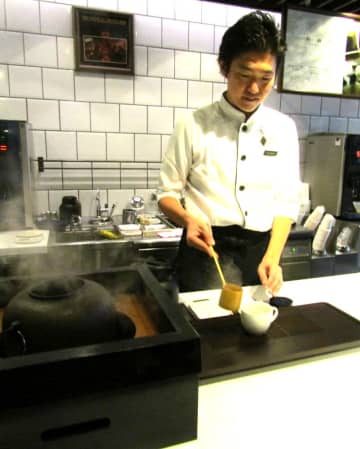 コーヒーに南部鉄器で沸かした白湯　世界唯一無二のカフェチェーン志向する上島珈琲店　ダブルネルドリップコーヒーの魅力深耕