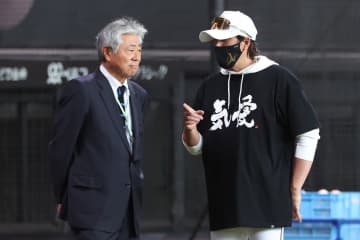【パＣＳ】新庄監督　中山秀征がデザインした〝気愛シャツ〟着用　「秀さんが書いてくれて…」