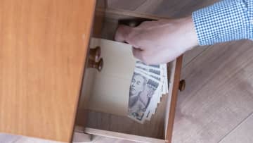 「終活」の一環でタンス預金「300万円」を子どもに渡しました。口座を経由しなかったので、税金の申告は必要ないですよね？