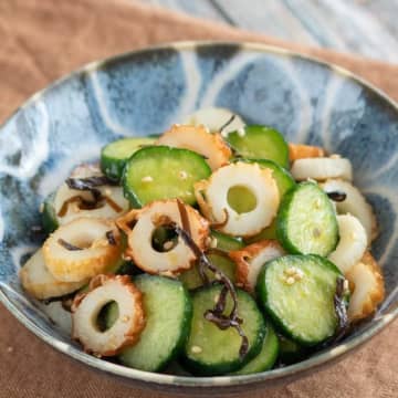 【きゅうりとちくわが主役級にウマい】「この味クセになりそう…」「何これ、永遠に食べられる」切って和えるだけの簡単箸休めレシピ