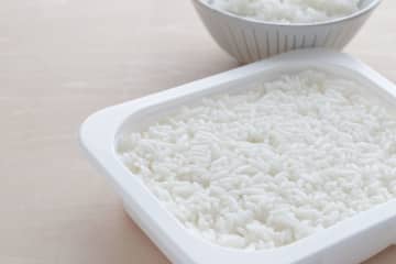 【値上げ】「サトウのごはん」5食で“1315円”に！ 2年前は「800円台」だったのに、もう気軽には買えない？ 過去の“価格推移”も確認
