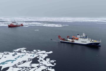 中国、北極海氷域で初の有人深海潜水調査を完了