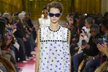 ミュウミュウ 2026年春夏コレクション - エプロンが映し出す働く女性像