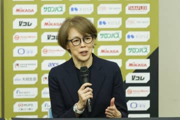 「完敗だった」9年ぶり復帰の中田久美監督は初陣飾れず … 選手のすぐ側に立って指示を出す姿も