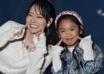 8歳の有名クリエイター望蘭ちゃん＆ミニスカ姿のなごみが揃ってランウェイ！かわいすぎる2ショットに大反響「かわいくてガチやばい」