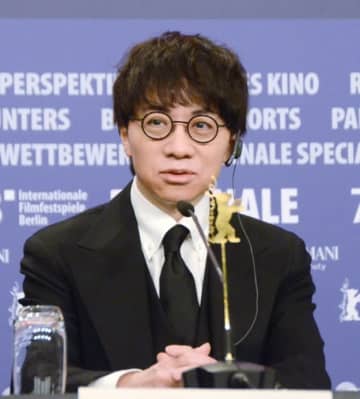 新海誠監督、カメラ越しに覗き見されてしまう→まさかの正体に「かわいすぎる」「監督を撮る監督」SNS沸く