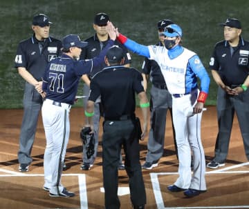 【パＣＳ】新庄監督　ＣＳでもメンバー表交換でお馴染みのハイタッチ！　球場内は大歓声
