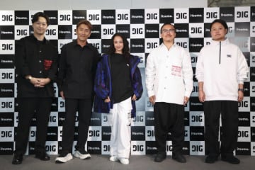 沢尻エリカ、⼀⾜早くスノーウェアで登場！