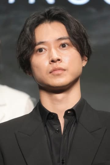 山﨑賢人、まさかの挑戦にSNS沸く「やることが5歳児すぎる」「真面目な顔でよく出来ますね」