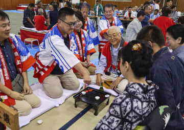 箸を握って日本酒飲んで　高知伝統、お座敷遊び大会開催