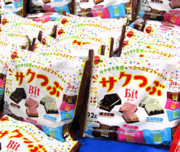 ブルボン、「ミニビット」の3分の2の生地の厚みでビスケットチップを入れた「サクつぶビット」を新発売