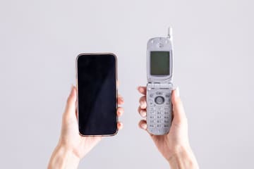 ガラケーって何？ 日本で生まれた“携帯文化”とスマホ世代との違い