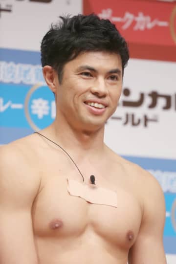 小島よしお、1歳の息子との2ショットに反響「大きくなりましたね」「息子さんかわいい」