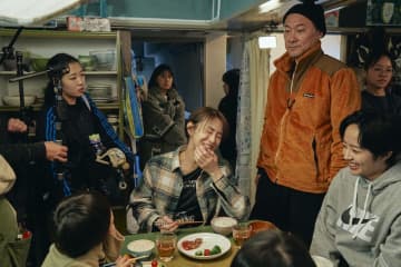 北川景子、今まで見せたことのない表情で“強くたくましい母”を熱演！『ナイトフラワー』メイキング写真