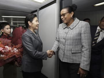 ドミニカ大統領、北京に到着