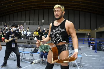 【新日本】SANADA vs モロニーの両国決戦はノーＤＱ戦に　ギターと金丸を人質に取られ受諾