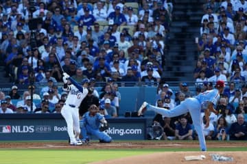 一体、何が起きた…！？ 大谷翔平、逆方向ゴロで“異変”「どうした？」「魔打球やん」相手野手が捕れない“まさかの展開”