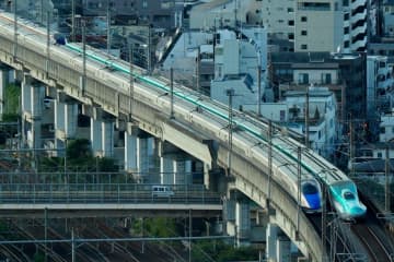 新幹線運転士が “ぼーっと” して『加速し忘れ』36キロの “ノロノロ運転” で車掌が気づき慌てて加速 ネットでコメント殺到「問題ないとか言ってる人いるけど、逆に速度超過でぼーっとしてたらどうなるのかって話ですよ」「36km/hって新幹線とは思えない位の超低速。停車しない駅の通過でももう少し早い」