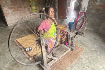手織りの民族衣装サリーでインドの伝統紡ぐ　東部サンティプル、近年は担い手不足に直面