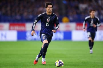 指示を聞いてない！？ 鎌田大地の“表情”にファン爆笑　名波コーチとのやりとりが話題に「なんか言ってるな」「顔に感情がこもってないw」
