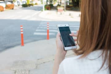 歩きスマホによる事故の事例７選｜転倒・衝突・転落…その危険は想像以上