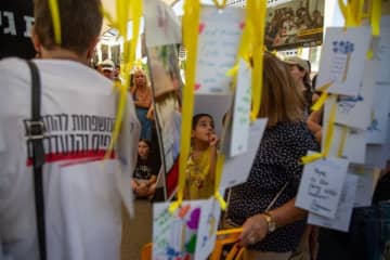 喜びと悲しみと、人質の帰還を待つ人たち　イスラエル