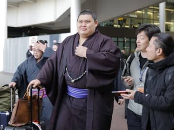 横綱大の里らロンドンに到着　歓声に笑顔「すごく楽しみ」