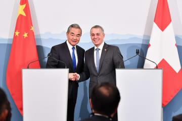 王毅氏、スイス外相と共同記者会見