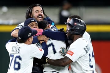 マリナーズ、延長１５回の死闘制す　２４年ぶりリーグ優勝決定シリーズ進出