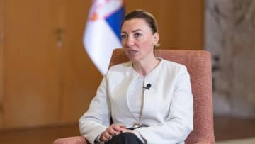 セルビア女性担当相「女性の権利保護も時代に応じて見直しを」