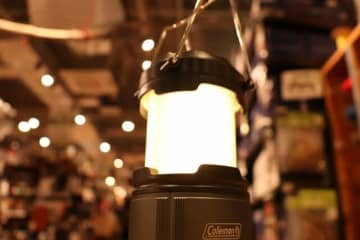 防災用にあってもいい！　電源＆光色が選べる、キャンプ用の小さいLEDランタン　ショップ店員に聞く