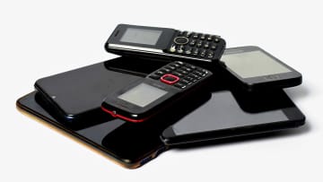 意外と困る「不要なスマホ・タブレットの捨て方」、どう廃棄するのが正解？3通りの主な処分方法